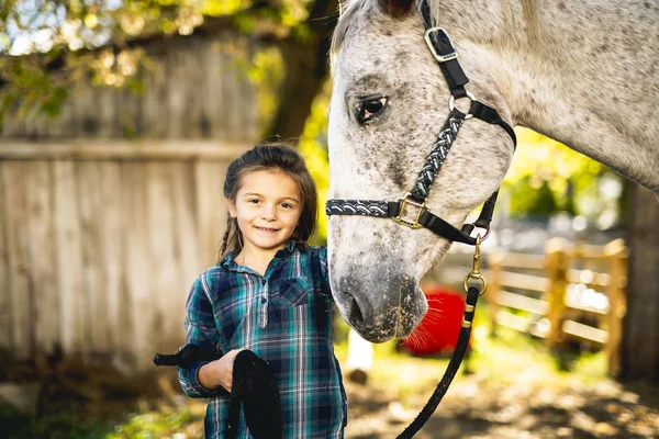 Eine Schöne Herbstsaison Eines Jungen Mädchens Und Pferdes — Stockfoto