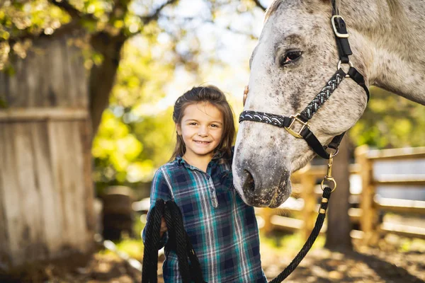 Em uma bela temporada de outono de uma jovem e cavalo — Fotografia de Stock