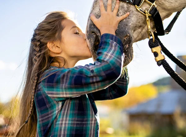 En una hermosa temporada de otoño de una niña y un caballo —  Fotos de Stock