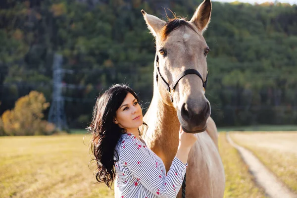 Una mujer con su caballo al atardecer, escena de otoño al aire libre —  Fotos de Stock