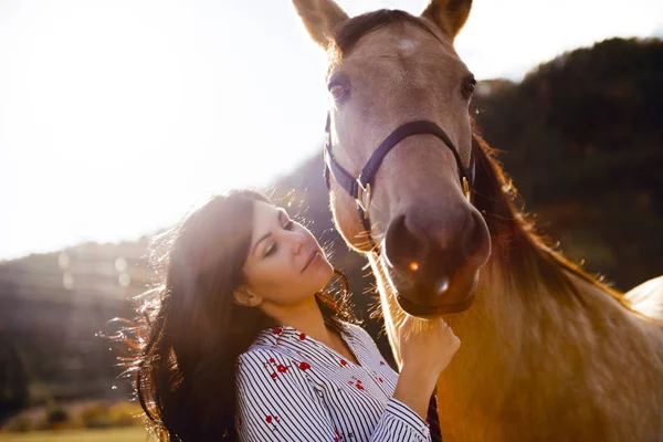 Una mujer con su caballo al atardecer, escena de otoño al aire libre —  Fotos de Stock
