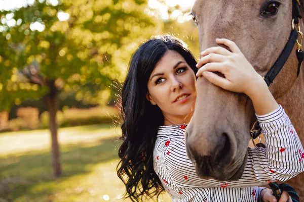 Una mujer con su caballo al atardecer, escena de otoño al aire libre —  Fotos de Stock