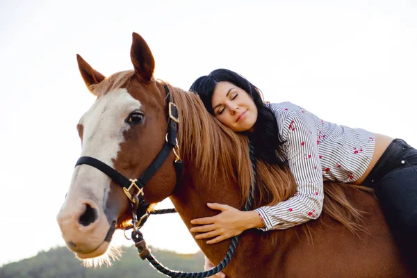 A Woman with her horse at sunset, autumn outdoors scene — Stock Photo, Image