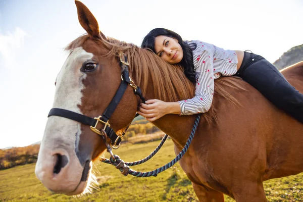 Una mujer con su caballo al atardecer, escena de otoño al aire libre —  Fotos de Stock