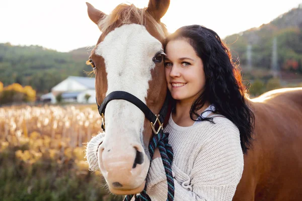 Una mujer con su caballo al atardecer, escena de otoño al aire libre —  Fotos de Stock