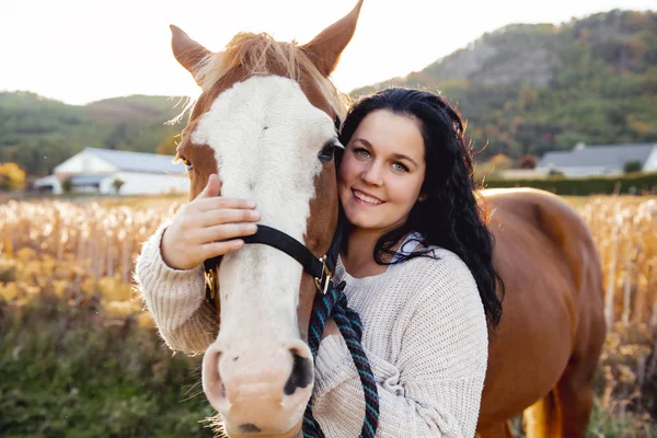 Una mujer con su caballo al atardecer, escena de otoño al aire libre —  Fotos de Stock