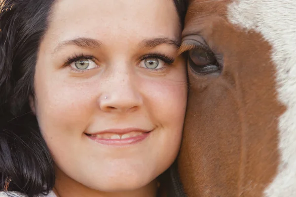 Eine Frau mit ihrem Pferd bei Sonnenuntergang, Augen schließen — Stockfoto