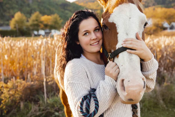 Una mujer con su caballo al atardecer, escena de otoño al aire libre —  Fotos de Stock