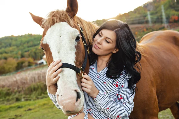 Una mujer con su caballo al atardecer, escena de otoño al aire libre —  Fotos de Stock