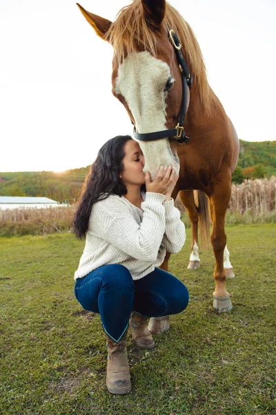 A Woman with her horse at sunset, autumn outdoors scene — Stock Photo, Image