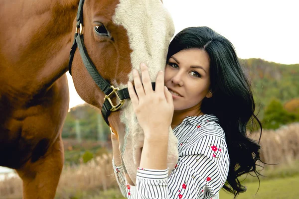 Una mujer con su caballo al atardecer, escena de otoño al aire libre —  Fotos de Stock