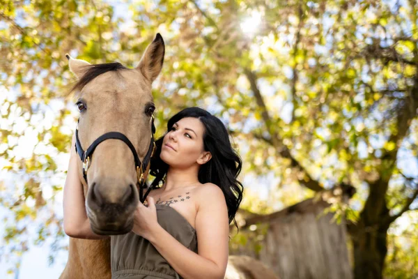 Un retrato de una joven hermosa mujer con caballo marrón al aire libre —  Fotos de Stock