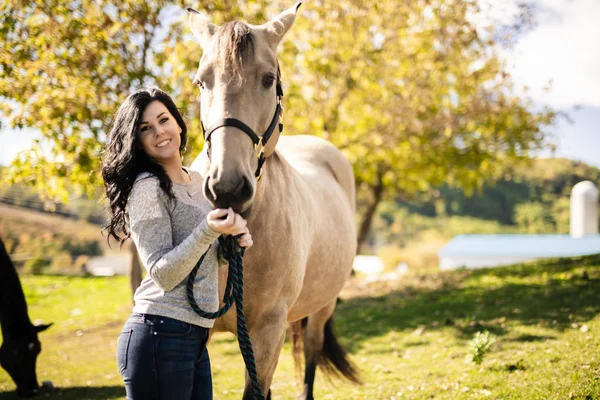 Un retrato de una joven hermosa mujer con caballo marrón al aire libre —  Fotos de Stock