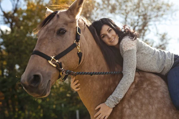 Un retrato de una joven hermosa mujer con caballo marrón al aire libre —  Fotos de Stock