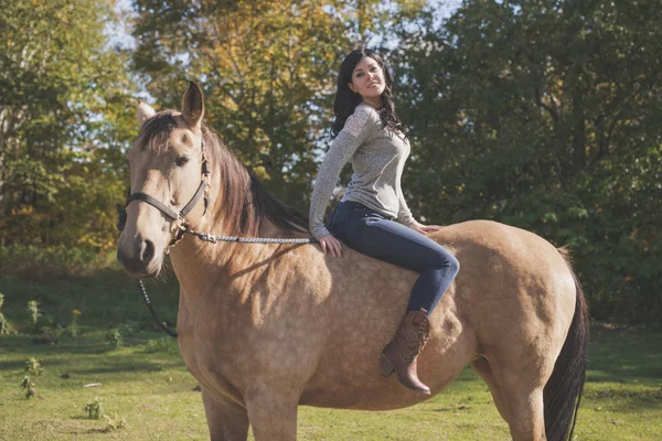 Portret młodej kobiety piękne z brązowy koń na zewnątrz — Zdjęcie stockowe