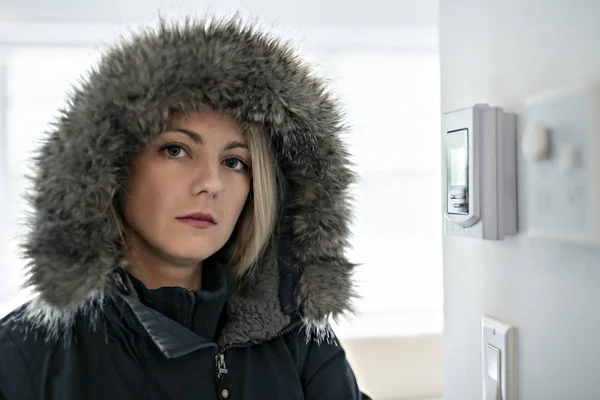 Femme avec des vêtements chauds sentant le froid à l'intérieur de la maison — Photo