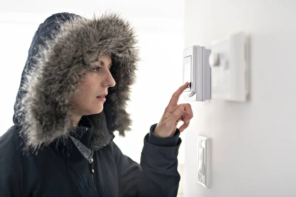 Vrouw met warme kleding voelen de kou in huis — Stockfoto