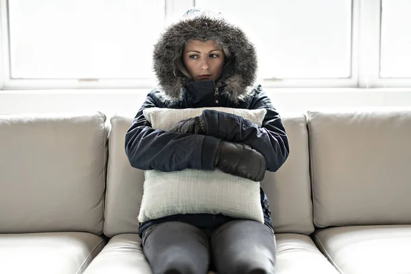 Femme ont la grippe sur le canapé à la maison avec manteau d'hiver et oreiller — Photo