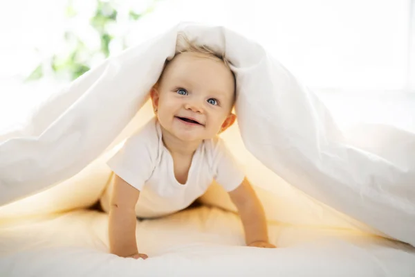 Uma Menina Bonito Deitado Lençol Branco Casa — Fotografia de Stock