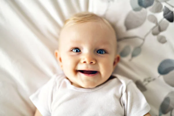 Carino neonata sdraiato su lenzuolo bianco a casa — Foto Stock