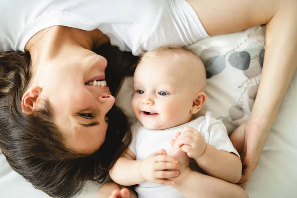 Mother with baby on bed having good time — Stock Photo, Image