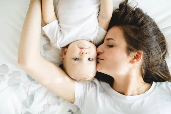 Mère avec bébé sur le lit avoir du bon temps — Photo