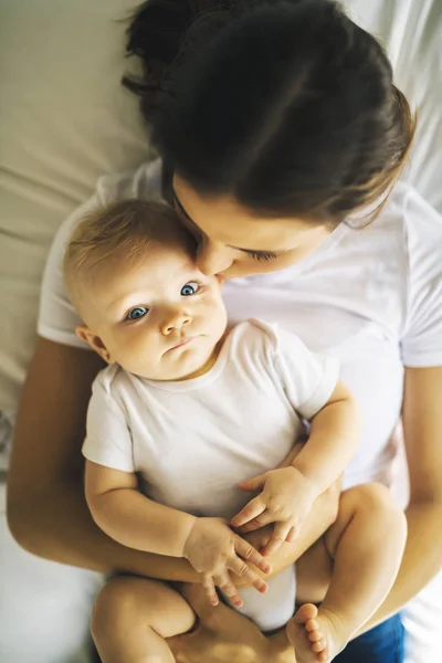 Una Madre Feliz Con Bebé Cama — Foto de Stock