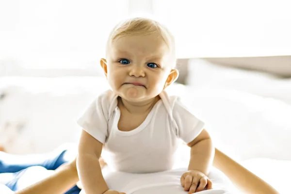 Mother with baby on bed. — Stock Photo, Image