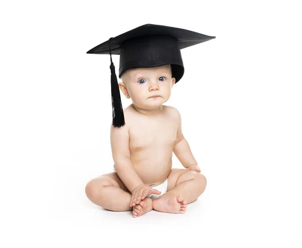 Um retrato de uma menina sentada com um boné de formatura — Fotografia de Stock