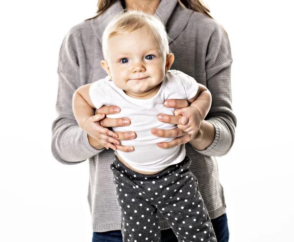Una madre sostiene a su bebé en el fondo blanco del estudio — Foto de Stock