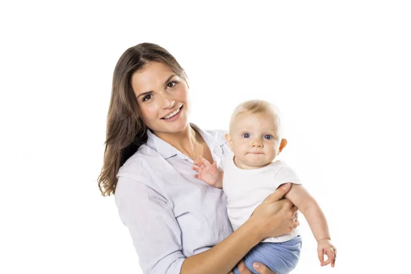 Мать держит его ребенка на белом фоне студии — стоковое фото