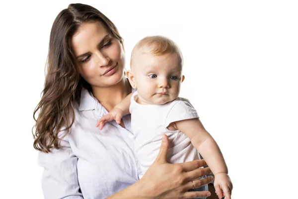 Мать держит его ребенка на белом фоне студии — стоковое фото