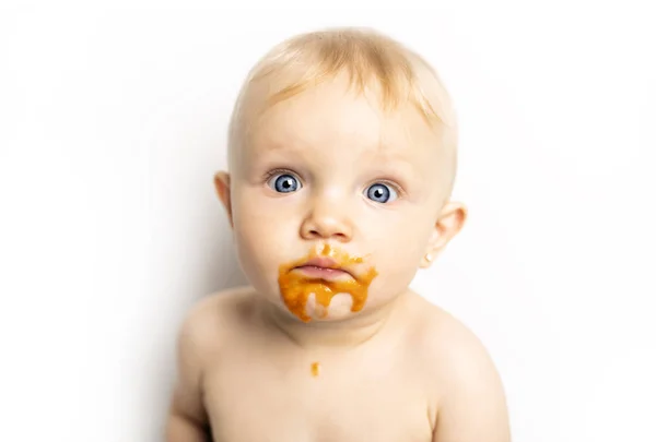 Una niña adorable haciendo un lío mientras se alimenta — Foto de Stock