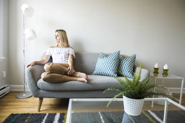 Mujeres rubias agradable sentarse en el sofá en casa — Foto de Stock