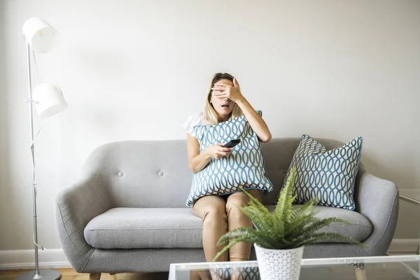 Mujeres viendo la televisión en el sofá en casa con control remoto — Foto de Stock