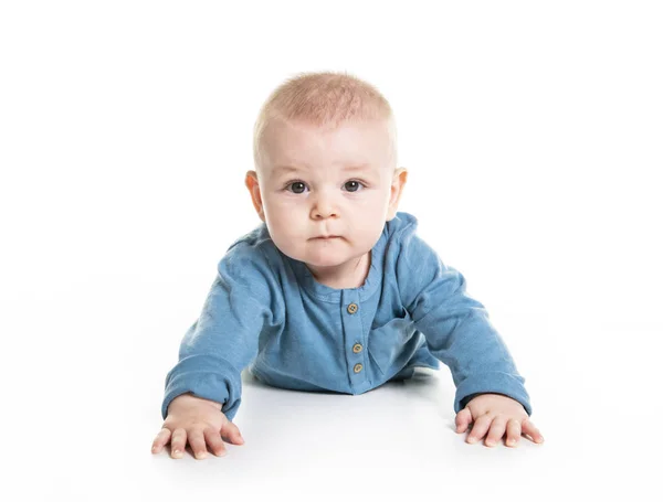 Niedlich fröhlich kriechend Baby Junge isoliert auf weißem Hintergrund — Stockfoto