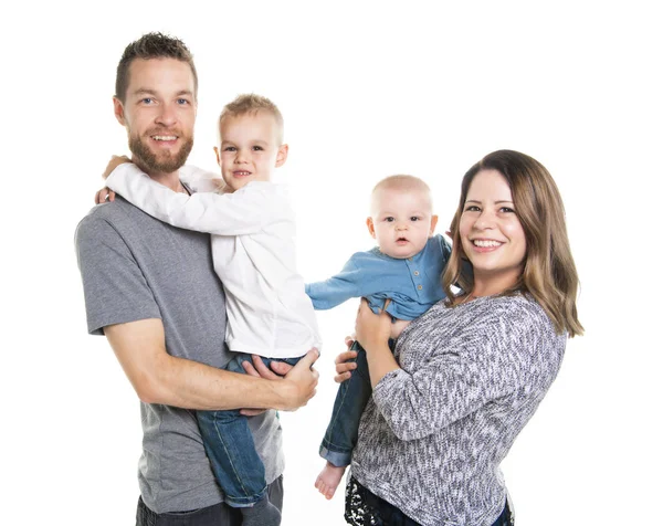 Семья из четырех человек на белом фоне студии — стоковое фото