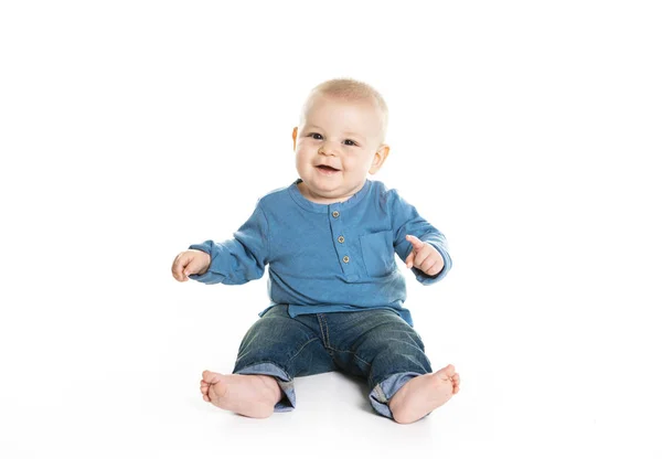 Niedlich fröhlich kriechend Baby Junge isoliert auf weißem Hintergrund — Stockfoto