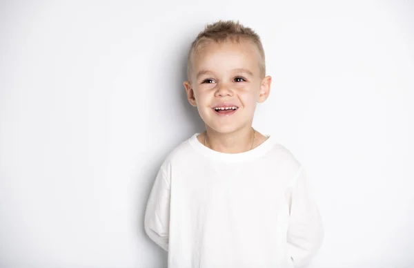 Fechar acima retrato de bonito menino no fundo — Fotografia de Stock