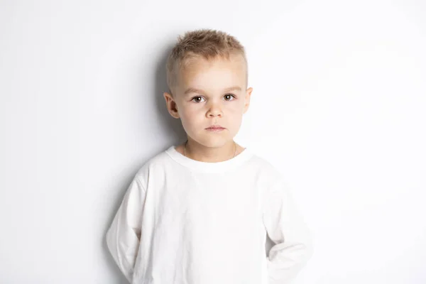 Primer plano retrato de lindo niño en el fondo — Foto de Stock