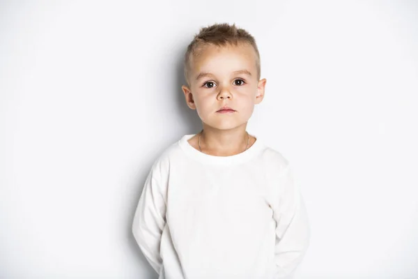 Κοντινό πλάνο με πορτρέτο του χαριτωμένο μικρό αγόρι σε φόντο — Φωτογραφία Αρχείου