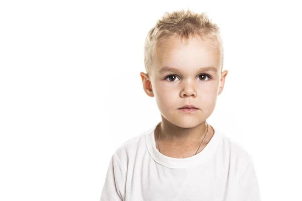 Primer plano retrato de lindo niño en el fondo —  Fotos de Stock