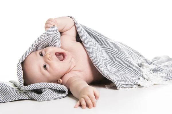 Ребенок под полотенцем изолированы на белом фоне — стоковое фото