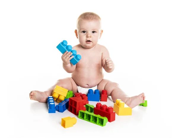 Chłopiec dziecko bawi się zabawki klocki na białym tle — Zdjęcie stockowe
