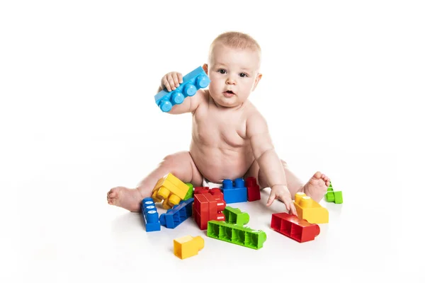 Junge spielt mit Spielzeugklötzen auf weißem Hintergrund — Stockfoto