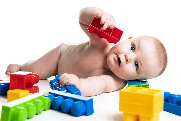 Junge spielt mit Spielzeugklötzen auf weißem Hintergrund — Stockfoto