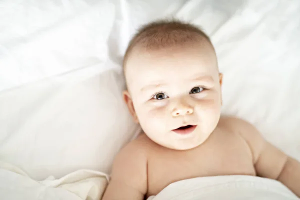 Bebé Feliz Acostado Una Sábana Blanca — Foto de Stock