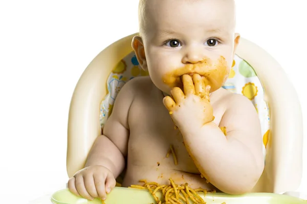 小宝宝吃她的晚餐意大利面条和他的脸上乱搞 — 图库照片
