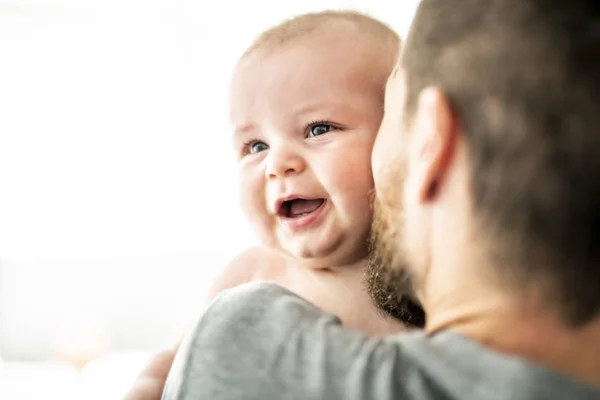 Padre de familia con el niño delante de la ventana — Foto de Stock