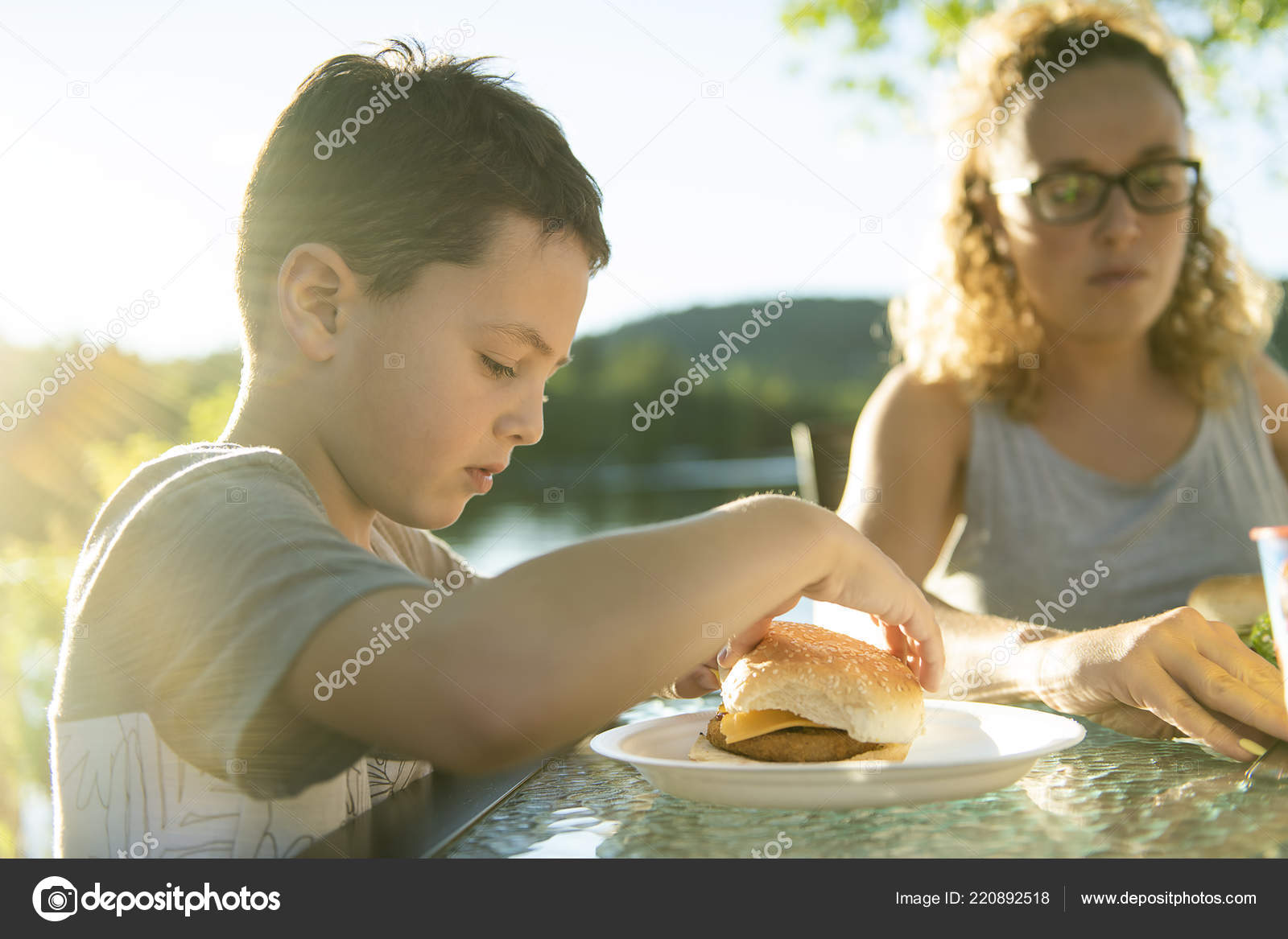 Garcon Qui Mange Hamburger Dehors Avec Famille Image Libre De Droit Par Lopolo C